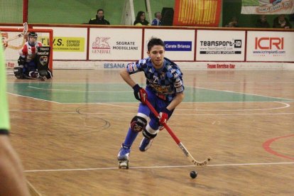 Pol Franci, jugador de Bell-lloc que milita en el Monza, en la màxima categoria de l’hoquei italià.