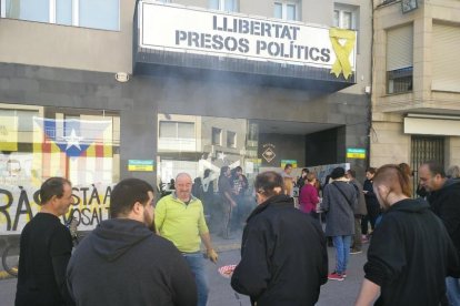 Participants a la mobilització davant de l’ajuntament.