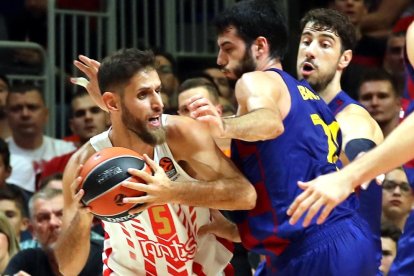 Abrines i Tomic intenten frenar Perperoglou.