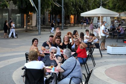 De bon matí - Alguns bars van obrir les terrasses de bon matí i es van omplir al cap de pocs minuts després de dos setmanes de tancament forçós.