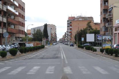 La calle Ferrer i Busquets de Mollerussa, sin coches circulando.