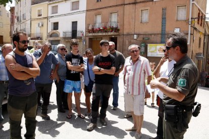 Un Agent Rural parla amb voluntaris a Bovera.