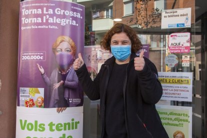 La venedora de l'estanc Tàrrega 3 a les portes de l'establiment