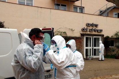 Membres de la Unitat Militar d’Emergència, ahir en un dels centres d’ancians de la Pobla de Segur, on es van dur a terme treballs de desinfecció.