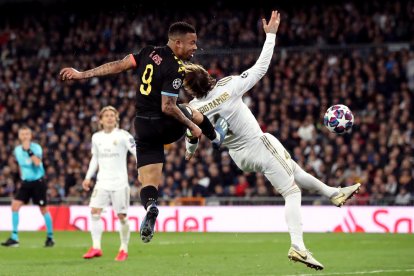 Gabriel Jesús remata ante Sergio Ramos el tanto con el que el City empataba el partido.