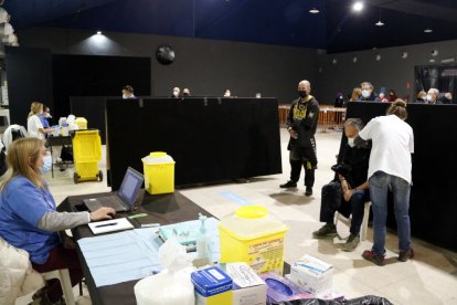 Sanitaris vacunant contra la covid-19 a l'Espai Mercat de Tàrrega, reobert com a punt de vacunació massiva.