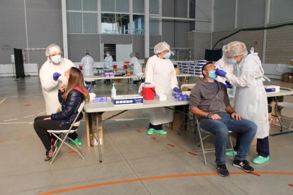 Dos personas haciéndose la PCR.