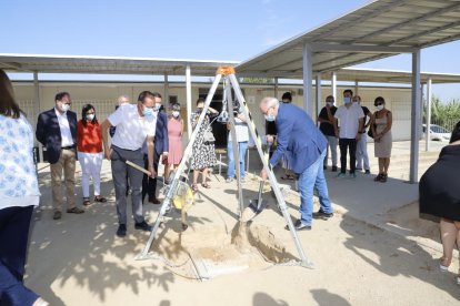 El conseller d’Educació i l’alcalde, Miquel Pueyo, col·loquen la primera pedra de l’escola Pinyana.