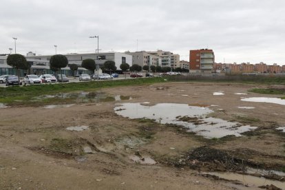 El terreny del carrer Josep Pallach, a Pardinyes, on es construirà l’alberg.