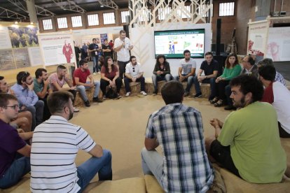 La consellera d’Agricultura, Teresa Jordà, amb joves pagesos, ahir, a la Fira de Sant Miquel.