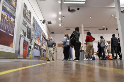 L’artista lleidatà, comentant les seues obres a l’exposició del Col·legi d’Arquitectes d’Almeria.