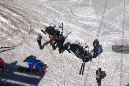 Moment en què els sanitaris de Grandvalira assisteixen a la víctima.