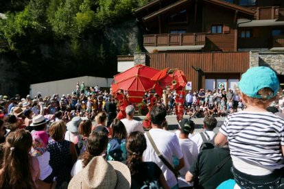 El elefante Hathi del Centre de Titelles de Lleida, esta semana en plena actuación en el festival francés.