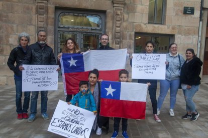 Los ciudadanos residentes en Tàrrega que se concentraron ayer.