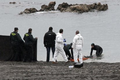 La Guardia Civil rescatando los cadáveres del mar.