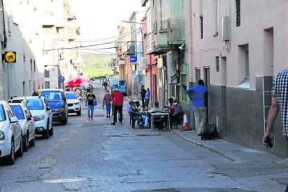 Personas caminando y sentadas en una terraza, ayer por la tarde, en Aitona.