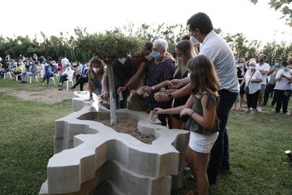 La familia de Enric Sirvent en el acto simbólico final.