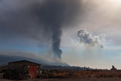 Continúa la mala calidad del aire y el viento envía ceniza hacia otras islas