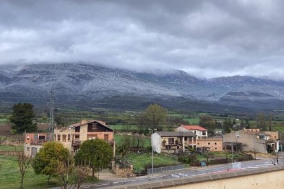 Vistes de la serra del Montsec des de la població d’Àger.