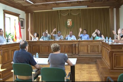 Imagen del pleno celebrado ayer en el que se aprobó por mayoría la modificación de crédito.