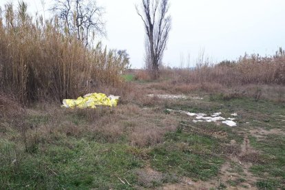 Restos de escombros en una finca privada de Vallcalent.