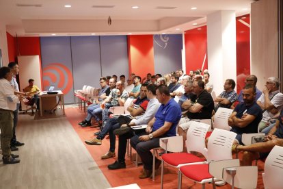 Vista general de la reunión de clubes que tuvo lugar ayer en la sede de la FCF en Lleida.