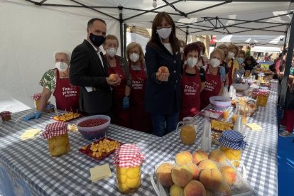 Garcia y Borràs con los melocotones de Alfarràs en uno de los estands de la feria. 