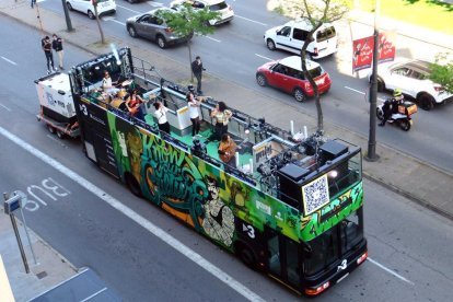 Les Maruja Limón, en plena actuació al bus per Lleida.