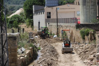 Obras en Vinaixa para reponer la conducción de la Mancomunitat d’Aigües de Les Garrigues.