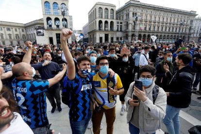 Aficionats de l’Inter, celebrant el títol aglomerats.