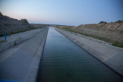 El tramo del canal en que tuvo lugar el suceso, a las afueras de la capital del Urgell. 