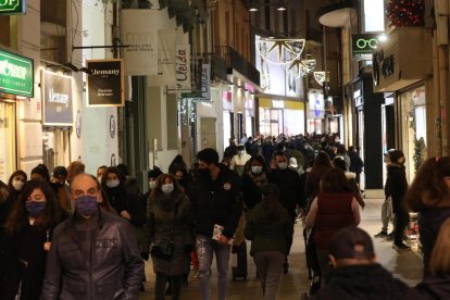 Molta gent va anar ahir a l’Eix per a les últimes compres abans de Reis.