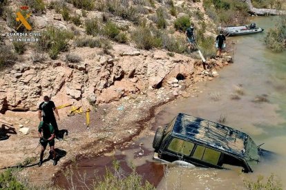 Encuentran un cadáver dentro de un coche hundido