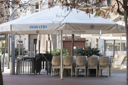 Una terraza cerrada por las restricciones horarias a los bares.