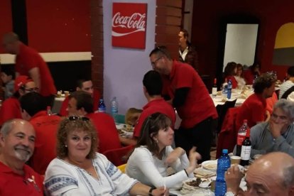 La comida de hermandad reunió a unos 170 comensales. 