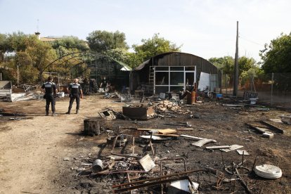 En l’extinció de les flames van participar quatre dotacions.