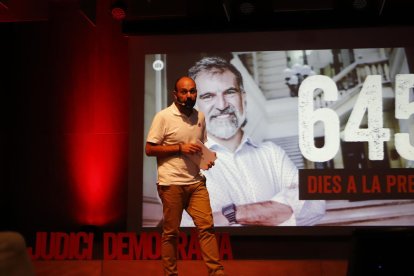 El Orfeó Lleidatà se llenó hasta la bandera para el acto de Òmnium, en la que Mauri mostró “las pruebas que no se aceptaron en el juicio”. 