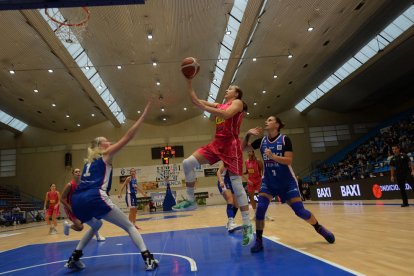 Mikayla Pivec, una altra de les jugadores destacades del partit a A Malata, es disposa a llançar davant la nord-americana Taylor Koenen.