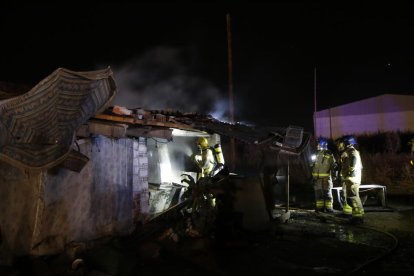 Los Bomberos trabajando en la extinción del incendio. 