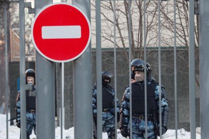 La policia custodia la entrada de la corte de Moscú en la que va a ser juzgado el opositor ruso Alexei Navalni.