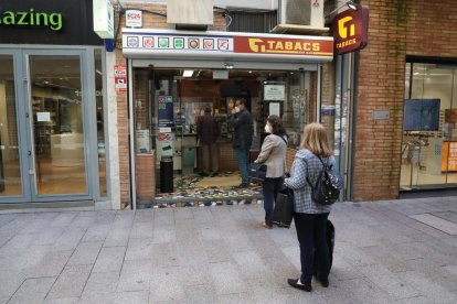 Colas de clientes en un estanco del Eix Comercial. 