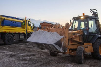 Una empresa carga cada dia potasa en El Talladell y la vierte en carreteras de la Diputación. 