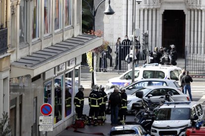 Policías y bomberos frente a la basílica de Nuestra Señora, en el centro de la ciudad de Niza.