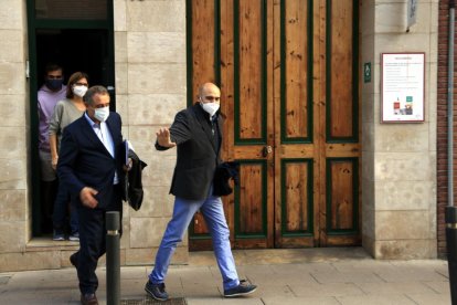 Xavier Vendrell el miércoles saliendo de su domicilio tras ser registrado por la Guardia Civil.