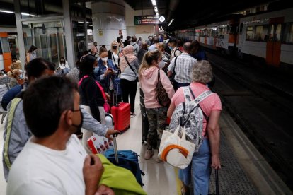 Decenas de pasajeros esperando el viernes en la estación de Sants de Barcelona durante la huelga. 