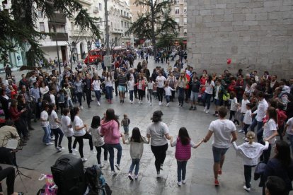 Sardanas por Sant Jordi en el Pati de les Comèdies, que el 23 de julio acogerá las paradas de libros.