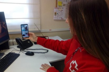 La psicòloga Maria Campistany, de Creu Roja Lleida, en una videotrucada amb cuidadors familiars.