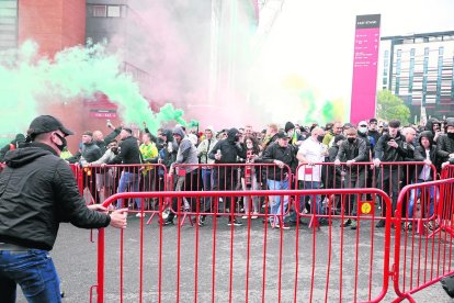 Aficionats del United, ahir davant d’Old Trafford.