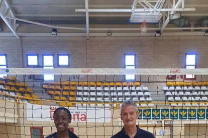 Jessica Akamere, amb el seleccionador Guillermo Orduna.