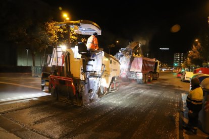 Les obres de reparació d’asfalt afectat per la crema de contenidors.